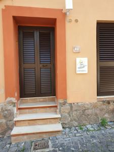 un edificio con escaleras delante de una puerta en Casa Mattia Centro Storico, en Cisterna di Latina