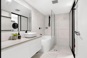 Ένα μπάνιο στο 3 Kayannee, 5 Tingira Cres