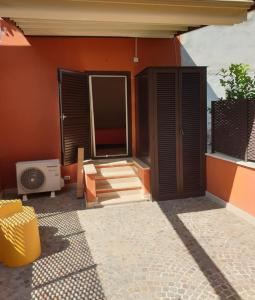 Casa con patio con ventana y calefactor en Casa Mattia Centro Storico, en Cisterna di Latina