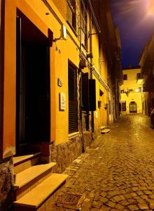 una strada vuota di notte con un edificio di Casa Mattia Centro Storico a Cisterna di Latina