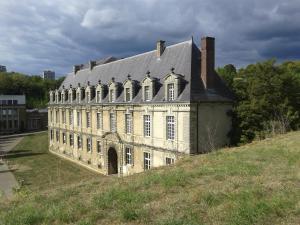 um edifício antigo no topo de uma colina em Château des Princes " Fleur de Lys " em Sedan