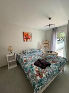 Un dormitorio con una cama con una mesa. en Maison, 150 m de la plage, la Tresson,Noirmoutier, en La Guérinière