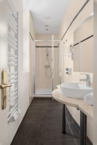 Koupelna v ubytování Le Phénix Hôtel