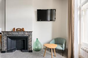TV a/nebo společenská místnost v ubytování Le Phénix Hôtel
