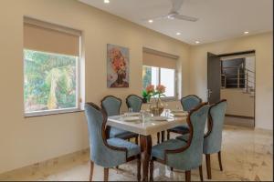 a dining room with a table and chairs at Lavish Apartments with Swimming Pool near Candolim Beach in Marmagao