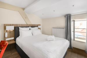 Postel nebo postele na pokoji v ubytování Le Phénix Hôtel