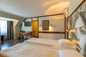 Giường trong phòng chung tại Hotel Calmo