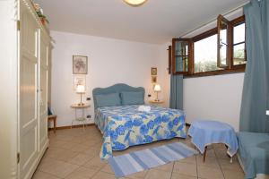 Un dormitorio con una cama azul y una ventana. en Casa Teresa - Happy Rentals, en Camaiore