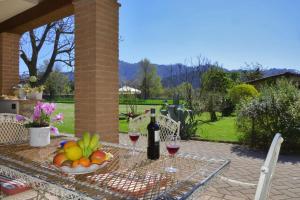 una mesa con dos copas de vino y un tazón de fruta en Casa Teresa - Happy Rentals, en Camaiore