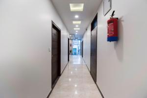 um corredor de um corredor hospitalar com um extintor de incêndio em Hotel Blue Shine em Jaipur