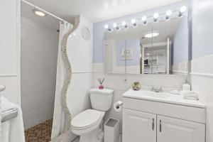 Ένα μπάνιο στο Ilikai Hotel with Ocean View +18 φωτογραφίες