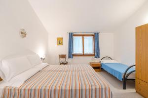 ein Schlafzimmer mit zwei Betten und einem Fenster in der Unterkunft Lake View CORI Apartments in Menaggio