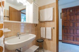 Koupelna v ubytování Lake View CORI Apartments + 83 fotografií