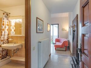 ein Badezimmer mit Waschbecken und Badewanne in der Unterkunft Lake View CORI Apartments in Menaggio