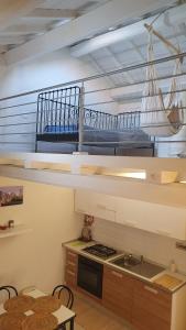 una cocina con un loft con un barco en la pared en Sotto Le Stelle Home - una Baita in città, en Viterbo