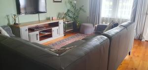 uma sala de estar com um sofá e uma televisão de ecrã plano em Port Lincoln Holiday Houses em Port Lincoln