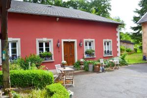 Κήπος έξω από το Logis Hôtel DOMAINE du MOULIN