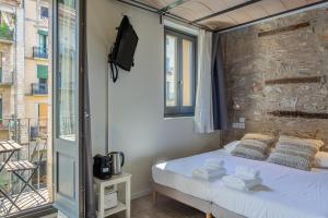 una piccola camera con letto e balcone di Apt 5 Limón a Girona
