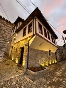 Una casa con luces en el costado. en N'Gorice, en Berat