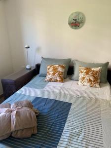 Sarrola-CarcopinoにあるAppartement cosy climatisé dans résidence ferméeのベッド