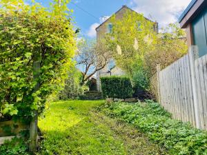 a yard with a fence and a house at Cotswold Home over 4 floors - perfect for Families Friends Contractors in Chipping Norton