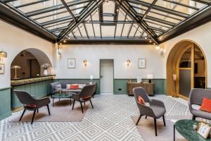 Posezení v ubytování Le Phénix Hôtel