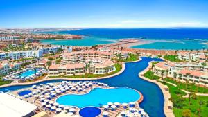 eine Luftansicht eines Resorts in der Nähe des Ozeans in der Unterkunft Pickalbatros Dana Beach Resort - Aqua Park in Hurghada