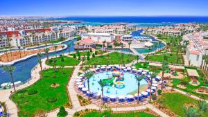 una vista aérea de un complejo con un parque acuático en Pickalbatros Dana Beach Resort - Aqua Park, en Hurghada