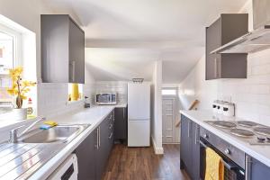O bucătărie sau chicinetă la CityHost Apartments - Gateshead 115