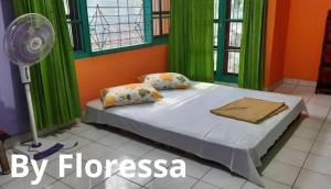 מיטה או מיטות בחדר ב-Guest House Dorm Floressa