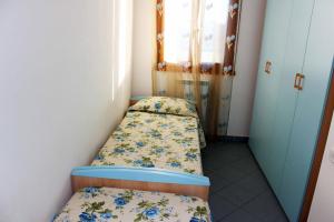 a small room with two beds in it at Poolside escape in Rosolina mare - Beahost in Rosapineta