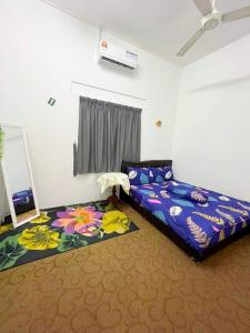 Ένα ή περισσότερα κρεβάτια σε δωμάτιο στο D'inaa Homestay Kota Bharu