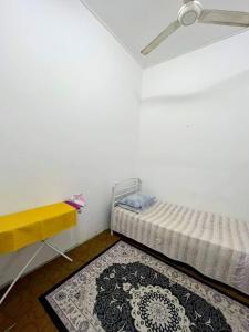Ένα ή περισσότερα κρεβάτια σε δωμάτιο στο D'inaa Homestay Kota Bharu