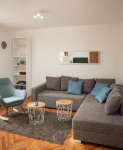 uma sala de estar com um sofá e uma cadeira em Dorotea Lux em Belgrado