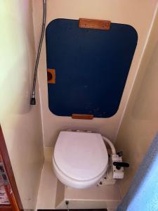 een kleine badkamer met een toilet in een vliegtuig bij Dejaté acunar por nuesto velero in Sitges