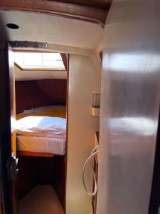 een kleine kamer met een stapelbed en een klein bed bij Dejaté acunar por nuesto velero in Sitges