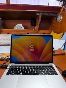 een laptop op een tafel bij Dejaté acunar por nuesto velero in Sitges