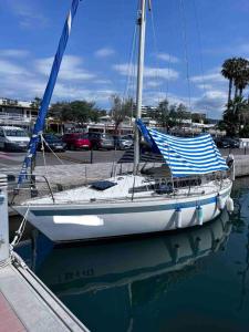 a sail boat is docked in the water at Dejaté acunar por nuesto velero in Sitges