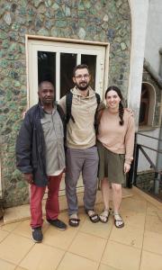 een groep van drie personen die voor een gebouw staan bij Mahali Muzuri, Arusha in Arusha