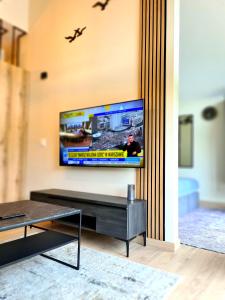 TV a/nebo společenská místnost v ubytování THE LOFT Szklarska Poręba