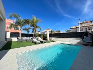 - une piscine dans l'arrière-cour d'une maison dans l'établissement Villa Deluxe La Marina Beach, à Alicante