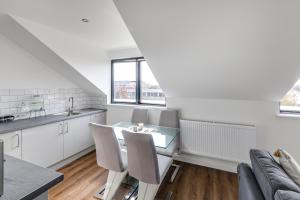 a kitchen and dining room with a table and chairs at Business / Travelling / Relocate / Contractor Stay in Brentwood