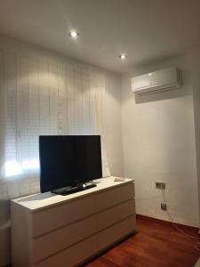 Televízia a/alebo spoločenská miestnosť v ubytovaní Habitación con vistas