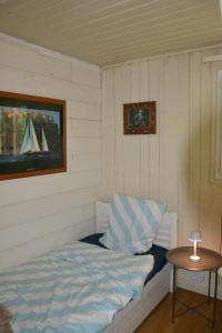 ein kleines Schlafzimmer mit einem Bett und einem Tisch in der Unterkunft maison atypique cosy Disneyland Paris/la vallée village/parking in Esbly