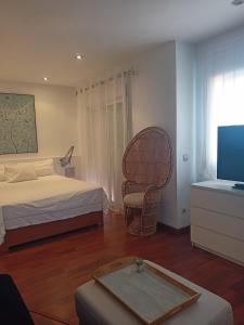 - une chambre avec un lit, une chaise et une télévision dans l'établissement Habitación con vistas, à Aguadulce