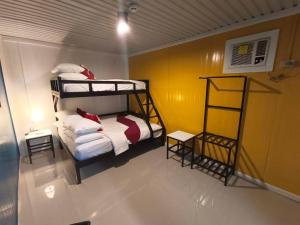 1 dormitorio con 2 literas en una habitación en Happy Daze Hotel Tagum, en Tagum