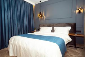 KAME HOTEL BELGRADE,贝尔格莱德凯美酒店客房内的一张或多张床位
