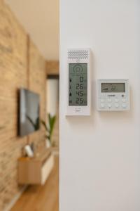 a remote control on a wall with a living room at Villa Conde in Hospitalet de Llobregat