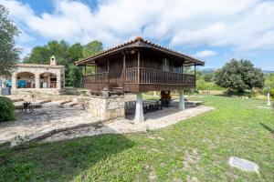 a building with a balcony on a grass field at Horrio in Querol