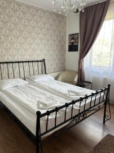 1 cama grande en un dormitorio con ventana en Vila Codreanu en Bran